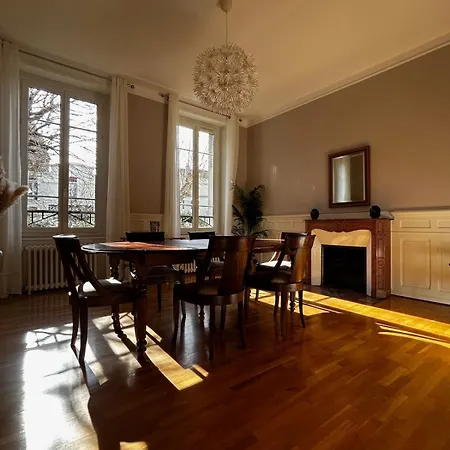 Apartment De Charme En Plein Centre Avec Spacieux Garage Prive *