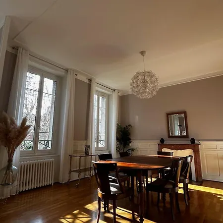 De Charme En Plein Centre Avec Spacieux Garage Prive