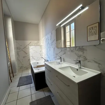 De Charme En Plein Centre Avec Spacieux Garage Prive Apartment