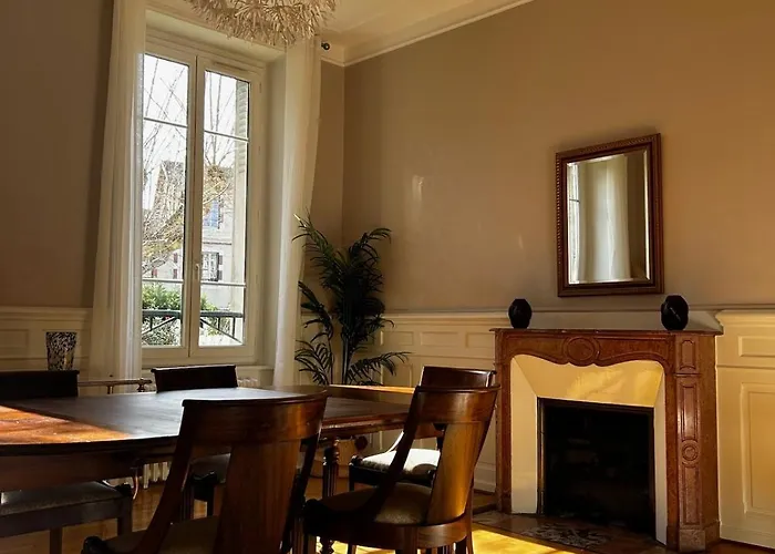 De Charme En Plein Centre Avec Spacieux Garage Prive *