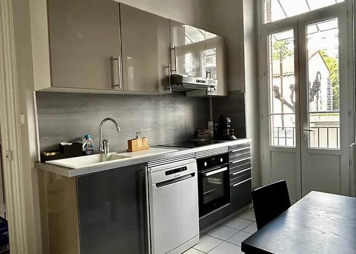 De Charme En Plein Centre Avec Spacieux Garage Prive