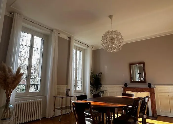 De Charme En Plein Centre Avec Spacieux Garage Prive