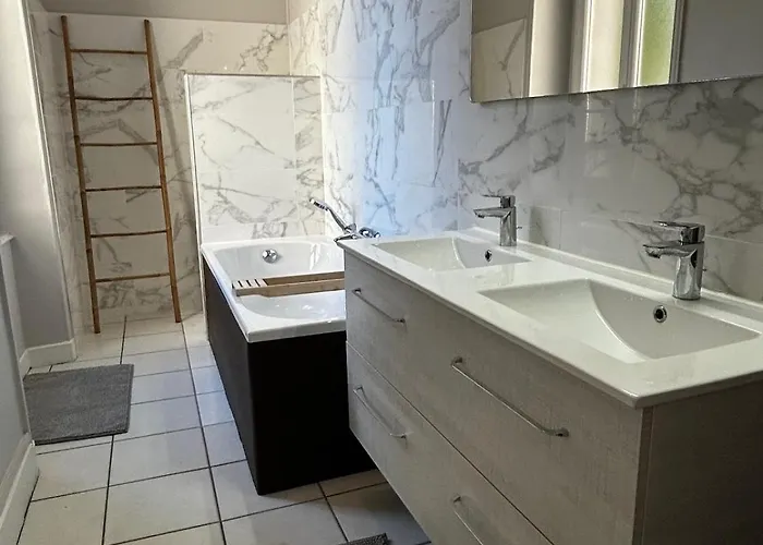 Apartment De Charme En Plein Centre Avec Spacieux Garage Prive